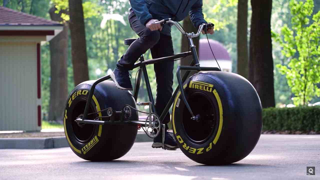 Una bici con ruote da Formula 1: l'assurdo video su come realizzarla